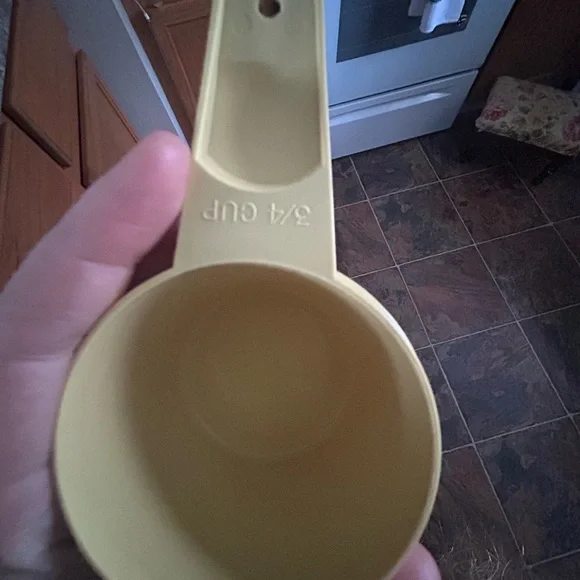 Vintage tupperware made in the USA yellow measuring cups - Picture 8 of 8